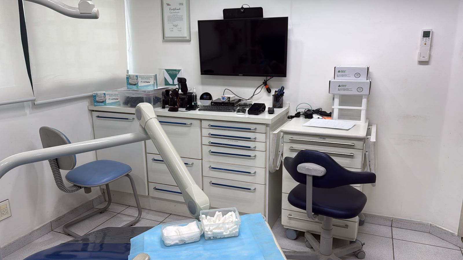 Outro ângulo do consultório odontológico